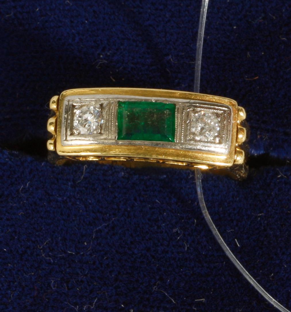 RING, 18k guld m två briljantslipade diamanter samt smaragd.