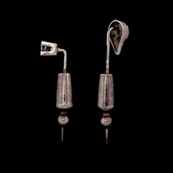 KRAVATTNÅLAR, 2 st, 18k vitguld med briljant och åttkantslipade diamanter, 1900-talets andra hälft. Vikt 4 g.