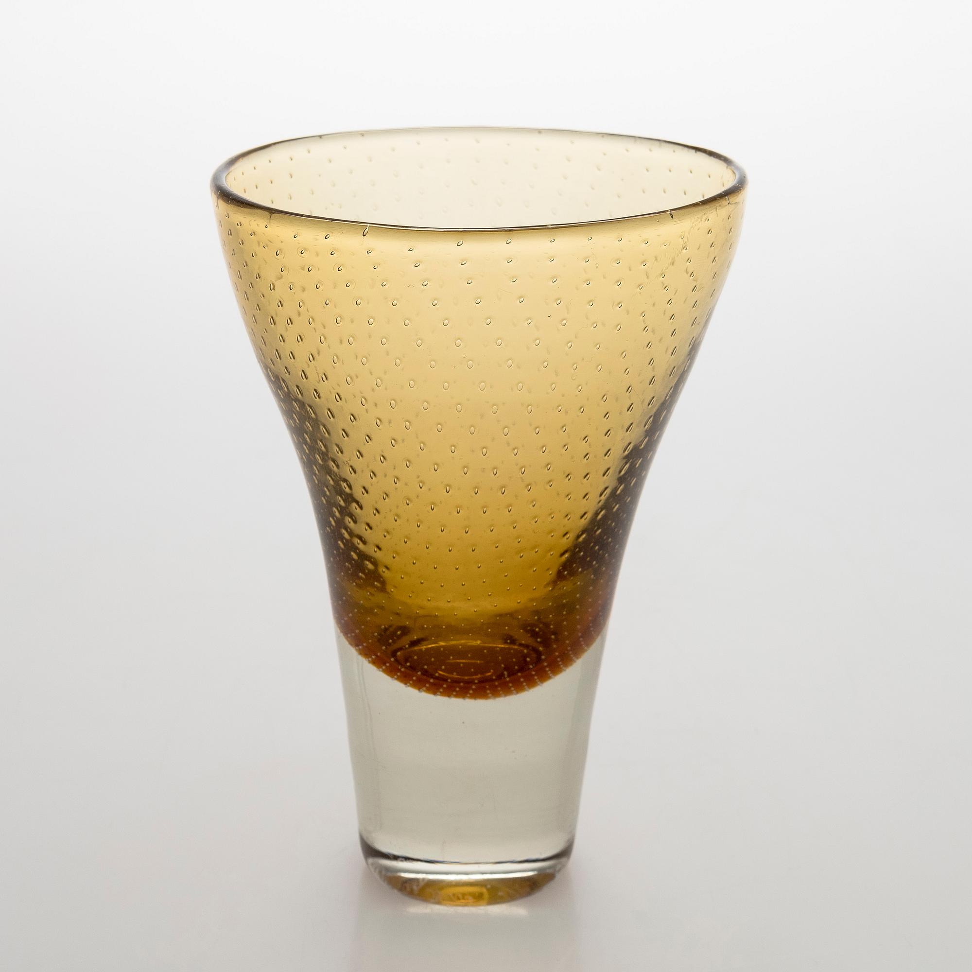 Gunnel Nyman, vas, modell "GN 12", signerad G. Nyman Nuutajärvi Notsjö 1947.