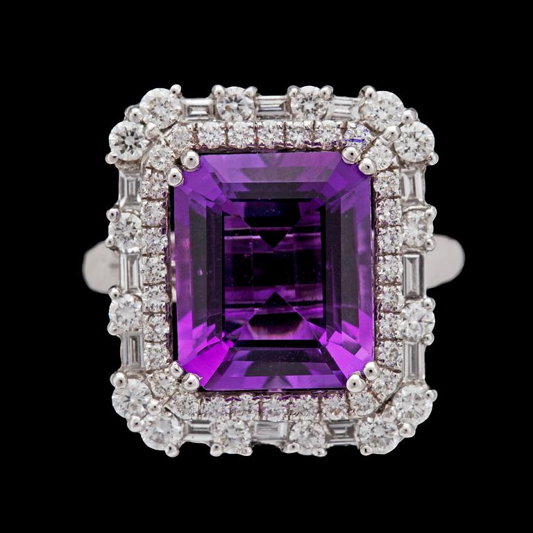 An amethyst and diamond ring, tot. 2.14 cts.