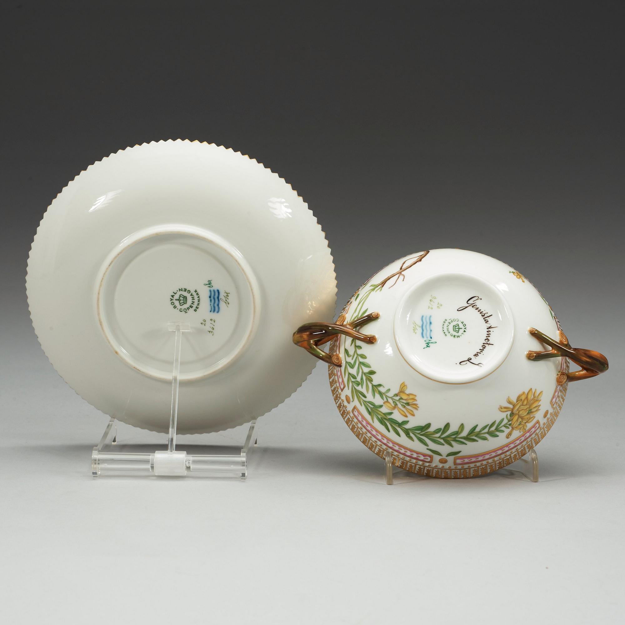 BULJONGKOPPAR med FAT, 12 stycken, porslin. "Flora Danica", Royal Copenhagen, Danmark, 1900-tal.