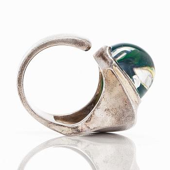 Björn Weckström, sormus, "Ara" sterlinghopeaa ja akryylia, Lapponia 1975.