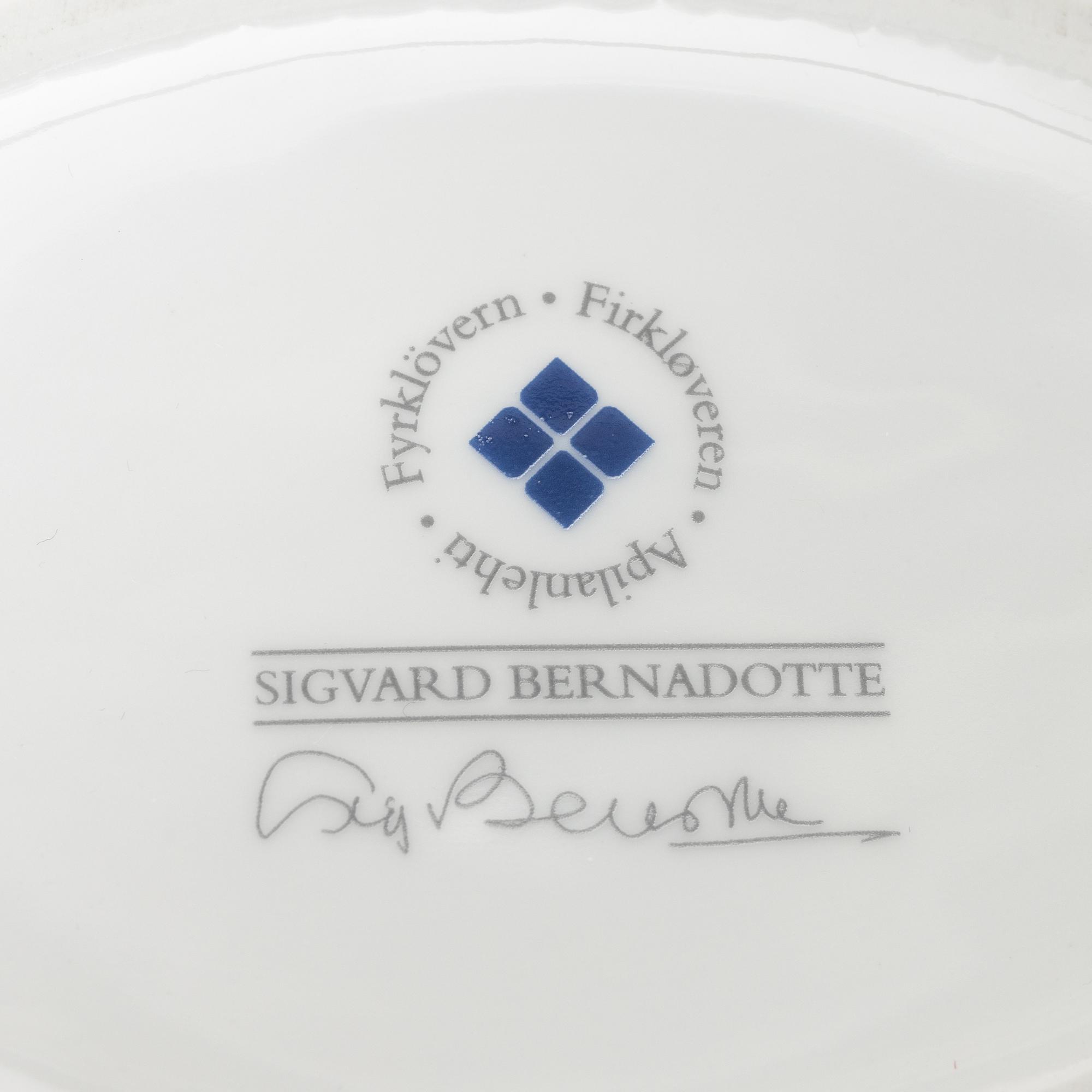 Sigvard Bernadotte, A 314 piece dinner and coffee service, “Marianne Royal Blue”, Christineholm/Fyrklövern, 2000.