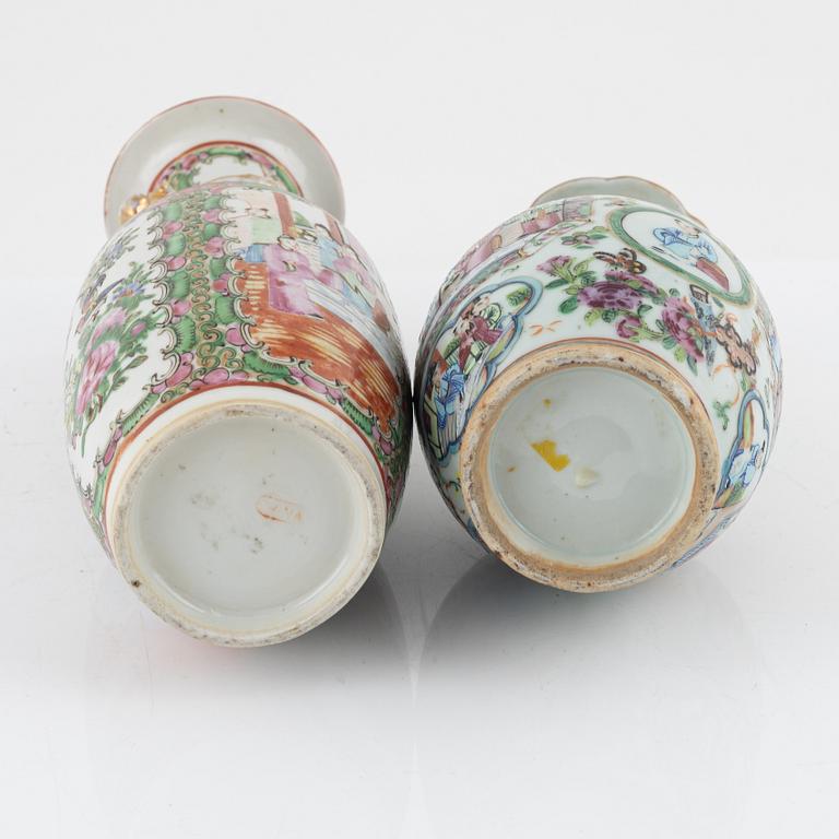 Vaser, 2 st, porslin, Kanton, kina, tidigt 1900-tal.