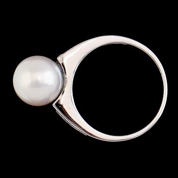 RING, 14K vitguld, baguettslipade diamanter och odlad pärla. Vikt ca 4 g.