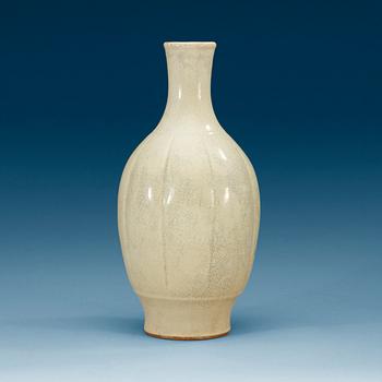 1504. A white ge-glazed vase, Qing dynasty (1644-1912).