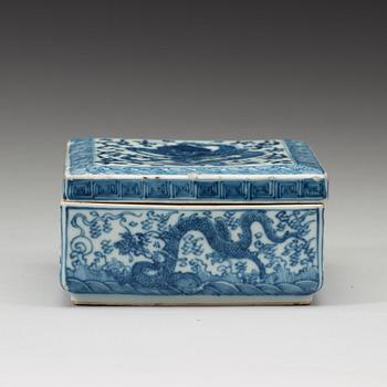 A Chinese porcelain box and cover, Qing dynasty, early 19th century.