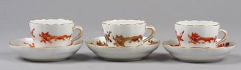 KAFFEKOPPAR MED FAT, 3 st, porslin, rokokostil, Meissen, 1900-tal.