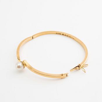 Bracelet and ring, 18k gold with pearls and brilliant-cut diamonds.