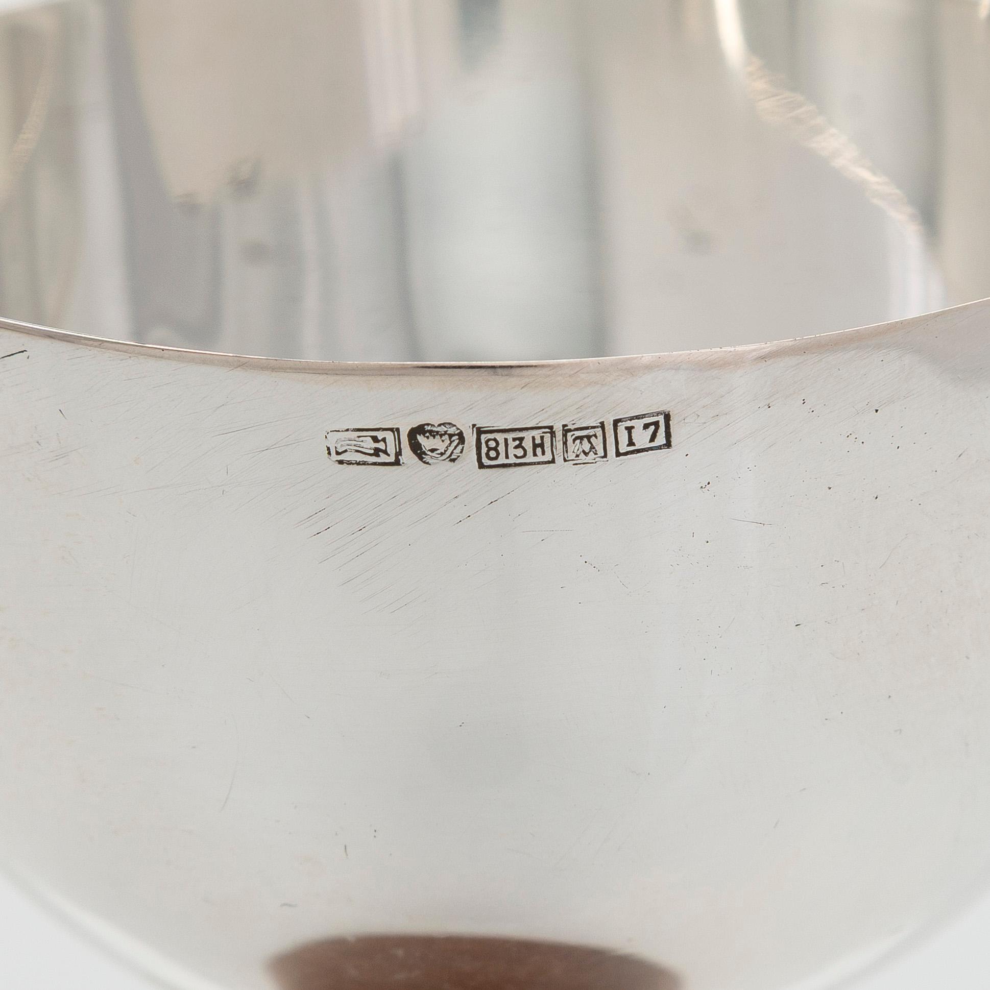 Anna-Greta Eker, a silevr cream jug and sugar bowl on a mahogany base, Auran Kultaseppä, Turku 1962.