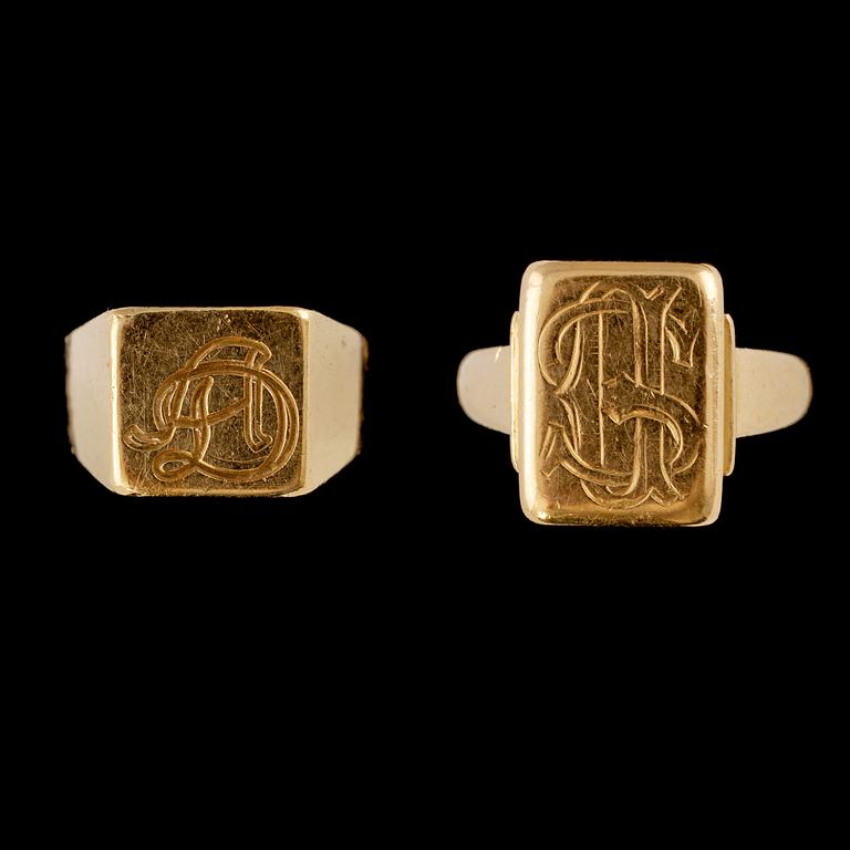 MANSCHETTKNAPPAR SAMT RINGAR, 2 st, 18k guld, 1960-tal. Total vikt 43 g.