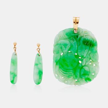 1025. A carved jadeite pendant and earrings.