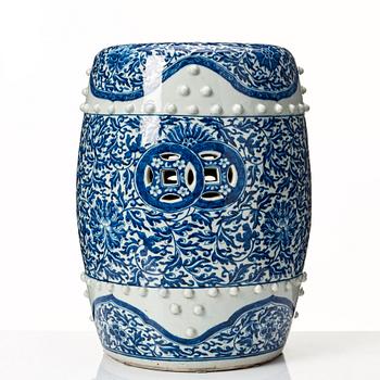A blue and white garden seat, Qing dynasty, 19th Century.