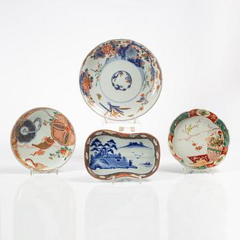 Fat och tallrikar, 14 stycken, porslin, Japan, Meiji (1868-19.