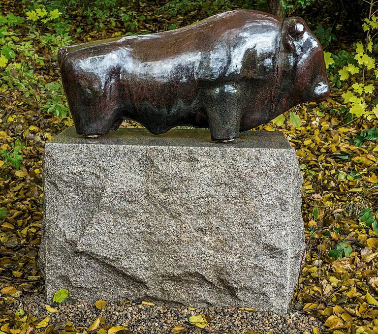 Ulla & Gustav Kraitz, An Ulla & Gustav Kraitz glazed stoneware sculpture of a bull, Fogdarp, Förslöv, Sweden.