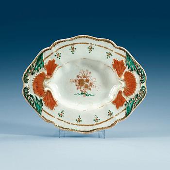 1575. A famille rose dish, Qing dynasty, Qianlong (1736-95).