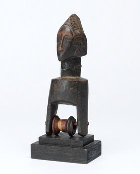 "HEDDLE PULLY" för vävning. Trä. Baoule-stammen. Côte d'Ivoire (Elfenbenskusten) omkring 1920-30. Höjd 16,5 cm.