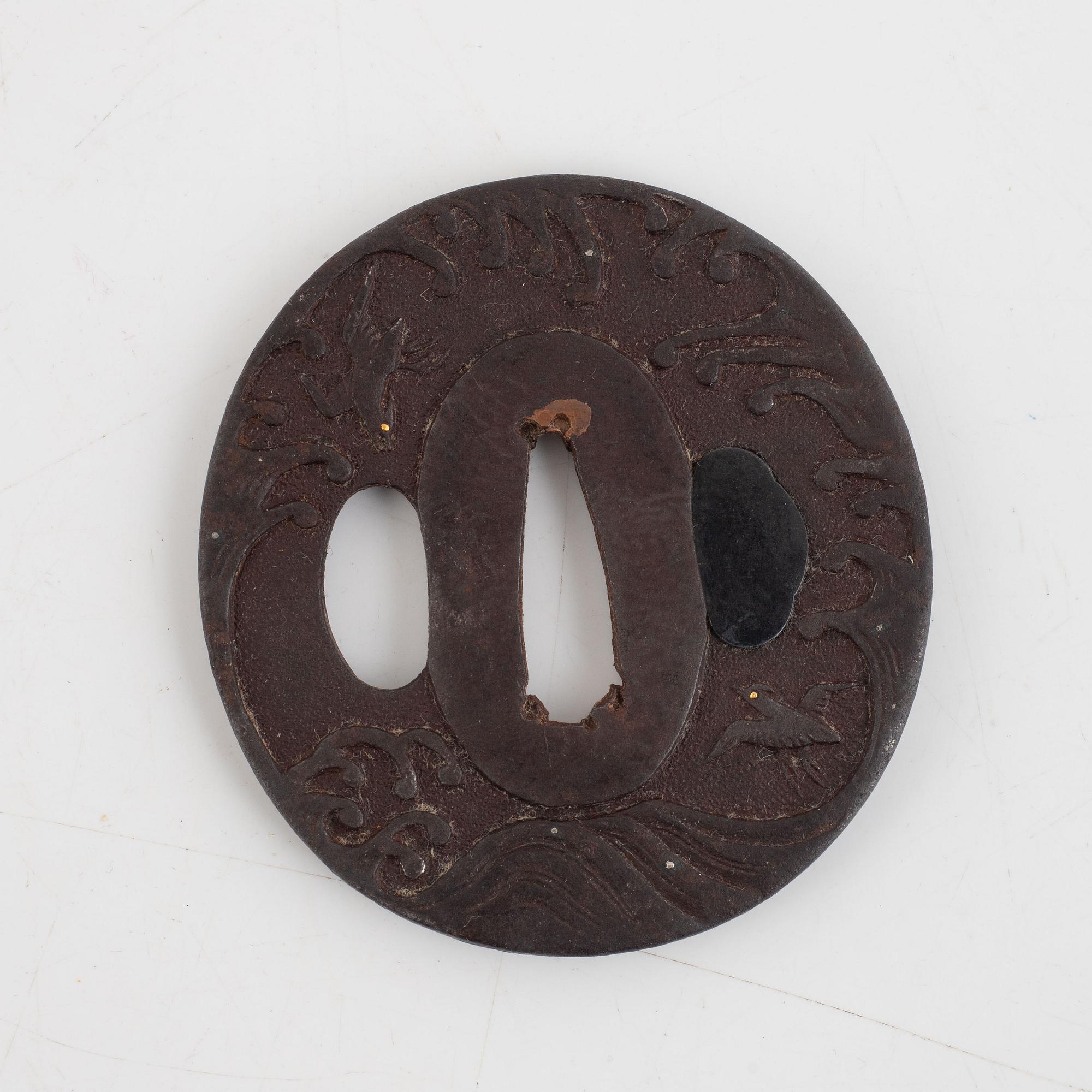 Tsuba, fyra stycken i kiri-box, järn och brons, 1700- och 1800-tal.