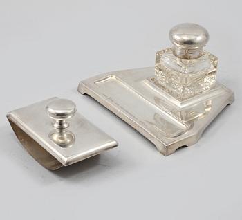 SKRIVSTÄLL, tre delar, silver och glas, K Andersson, Göteborg, 1904.