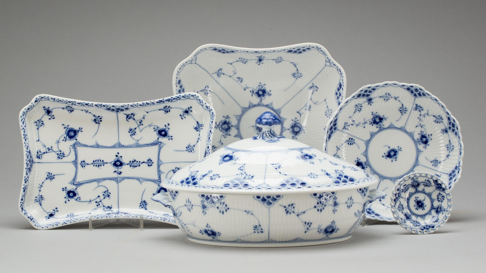 SERVISDELAR, 31 delar, porslin, "Musselmalet", Royal Copenhagen.