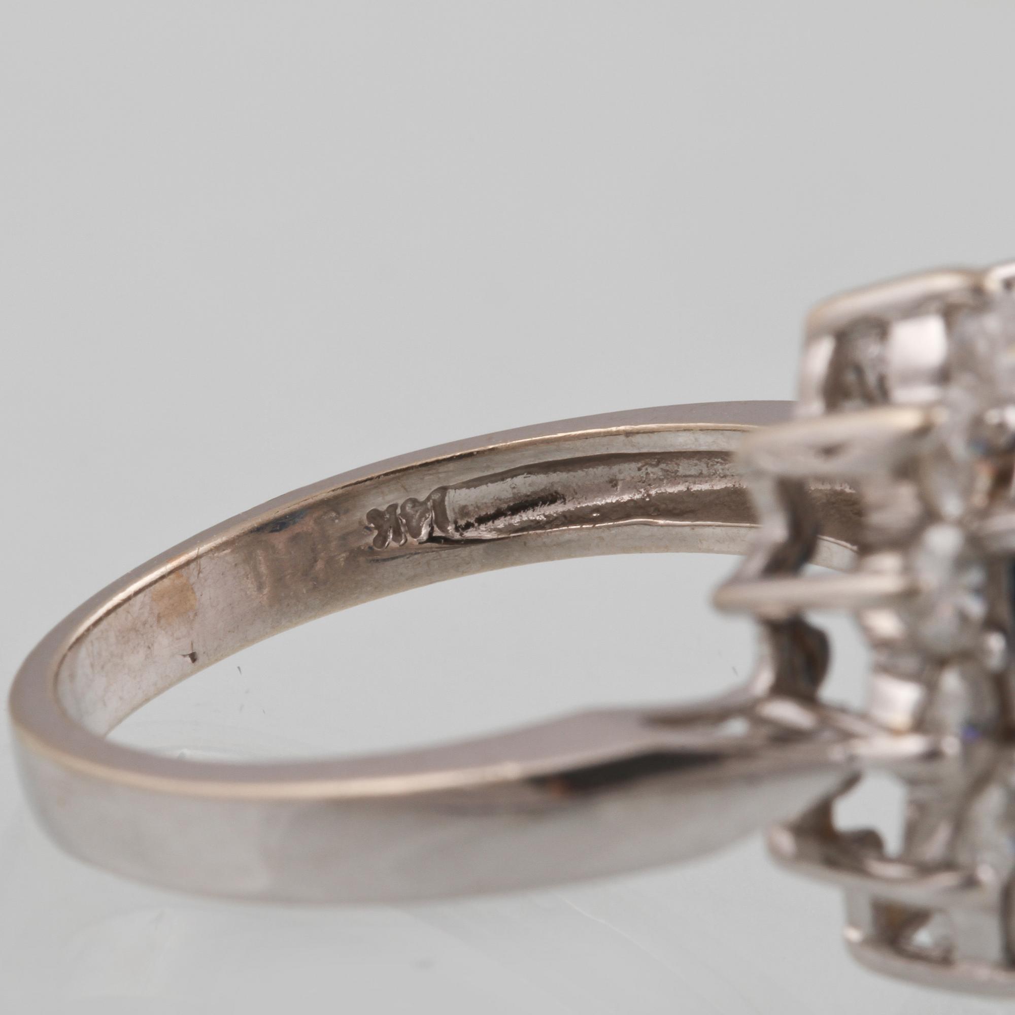 RING, 14K vitguld med fasettslipad blå safir samt briljantslipade diamanter  ca 0.60 ct. Vikt 5,1 gram.