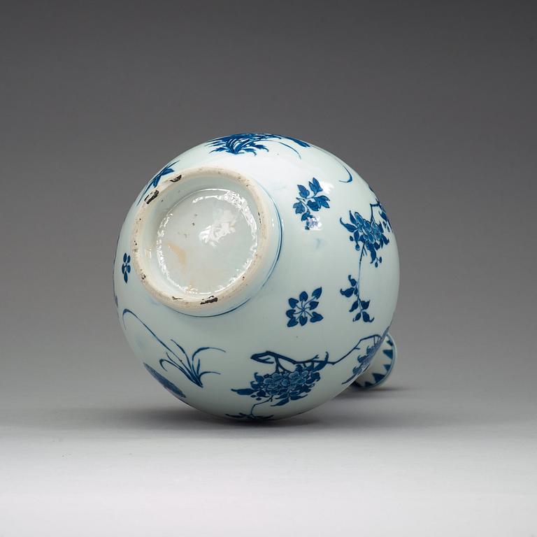 A blue and white vase, Transition, 17th Century.