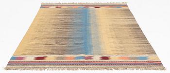 A Persian kilim rug, c. 290 x 189 cm.
