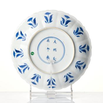 A blue and white dish, Qing dynasty, Kangxi (1662-1722).