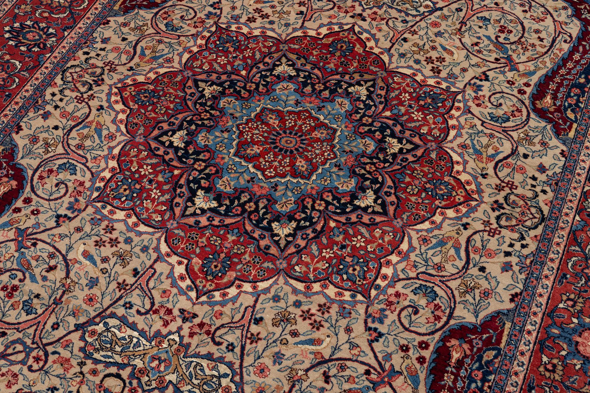 A semi-antique Sarouk carpet, a. 278 x 186 cm.