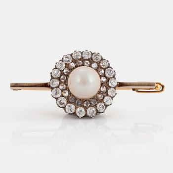 1136. An 18K gold and silver brooch set with a pearl and old- and rose-cut diamonds.