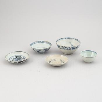 A group of five blue and white bowls, Ming dynasty (1368-1644).