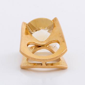 RING 18K gold with 1 citrin approx 18 x 18 mm, total weight 15 g, Stockholm 1967.