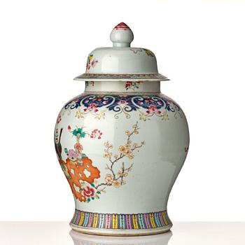 Golvurna med lock, porslin. Qingdynastin, 1800-tal.