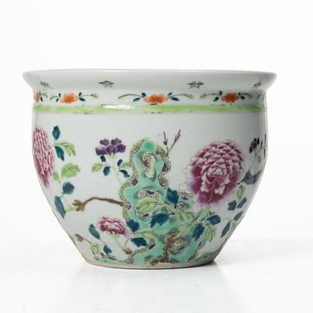 Mugg samt ytterfoder, porslin. Kina, Qingdynastin.
