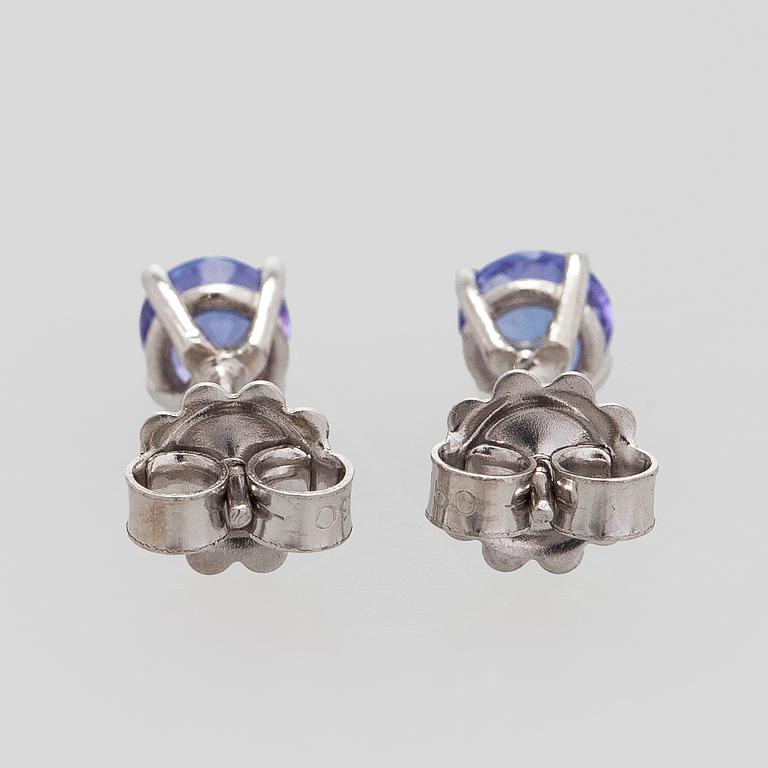 Korvakorut, 18K valkokultaa ja tanzaniitteja.