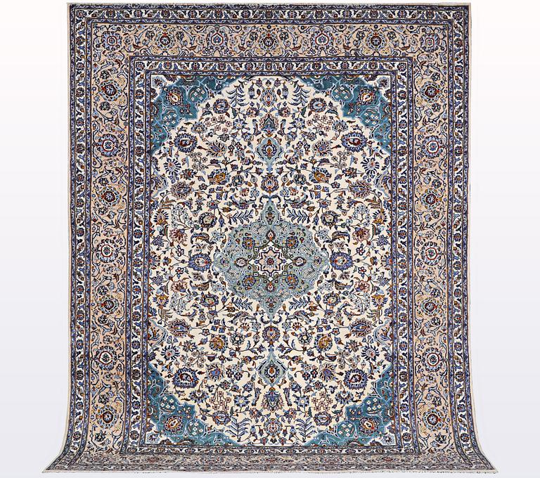 A carpet, Kashan, ca 364 x 280 cm.