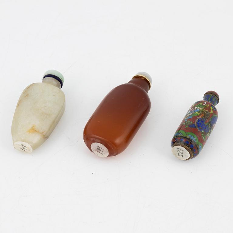 Snusflaskor, tre stycken, cloisonne och sten. Kina, 1900-tal.