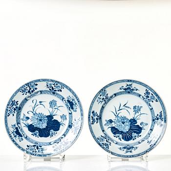 A blue and white dish and four plates, Qing dynasty, Kangxi (1662-1722).