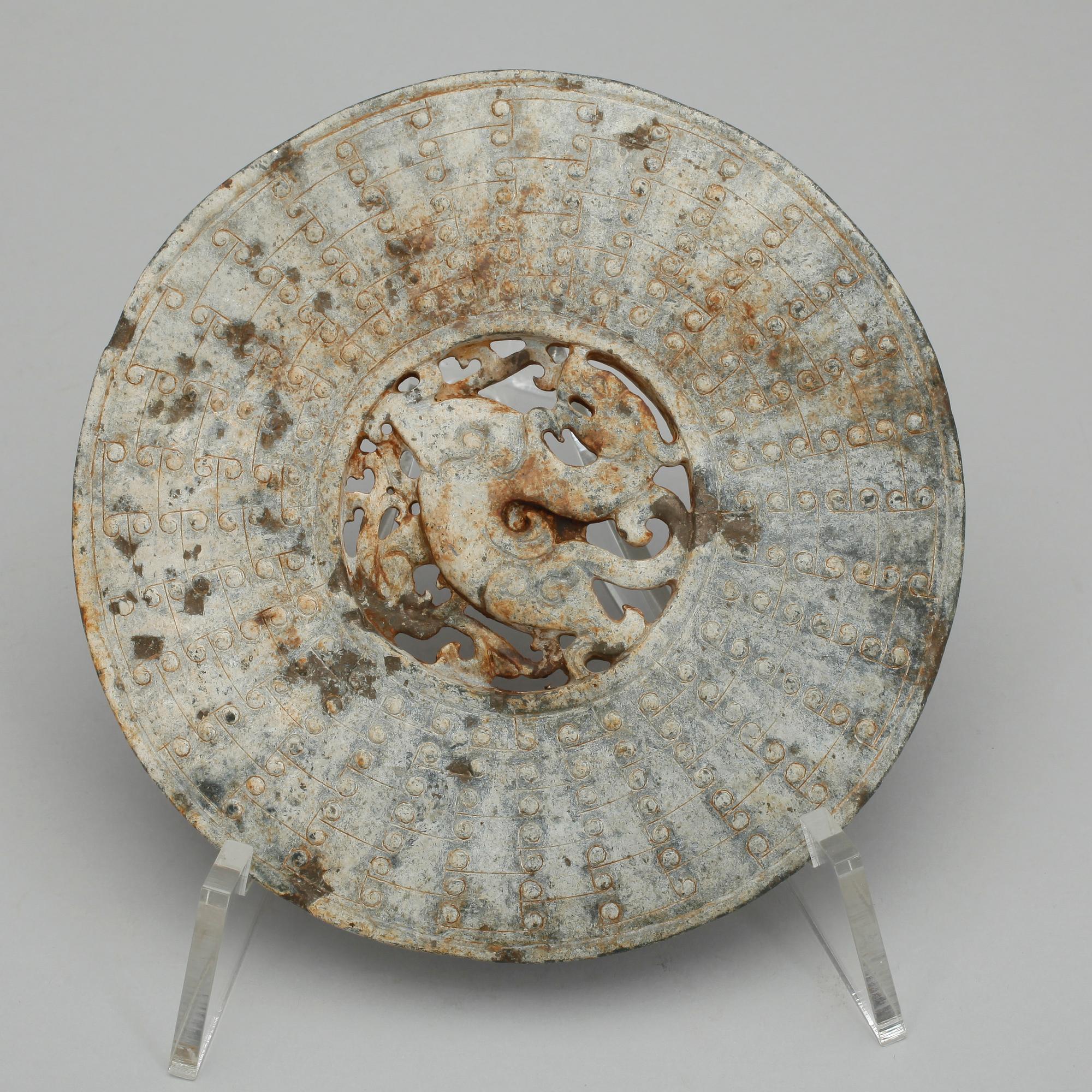 SOLSKIVA, nefrit. Arkaiserande.