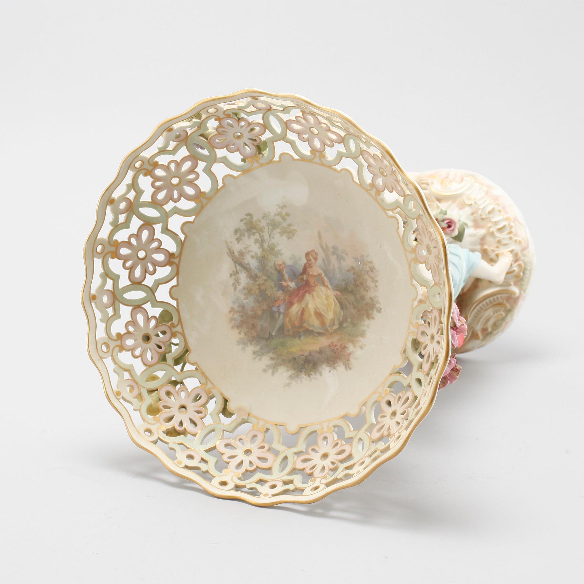 A porcelain centerpiece from Meissen, made in the late 19th century.