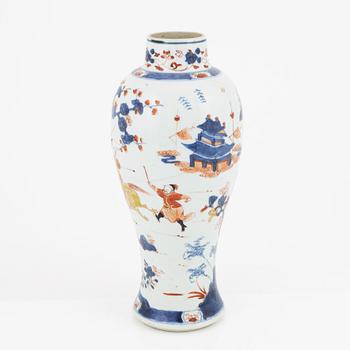 An Chinese imari-verte vase, Qing dynasty, Kangxi (1662-1722).