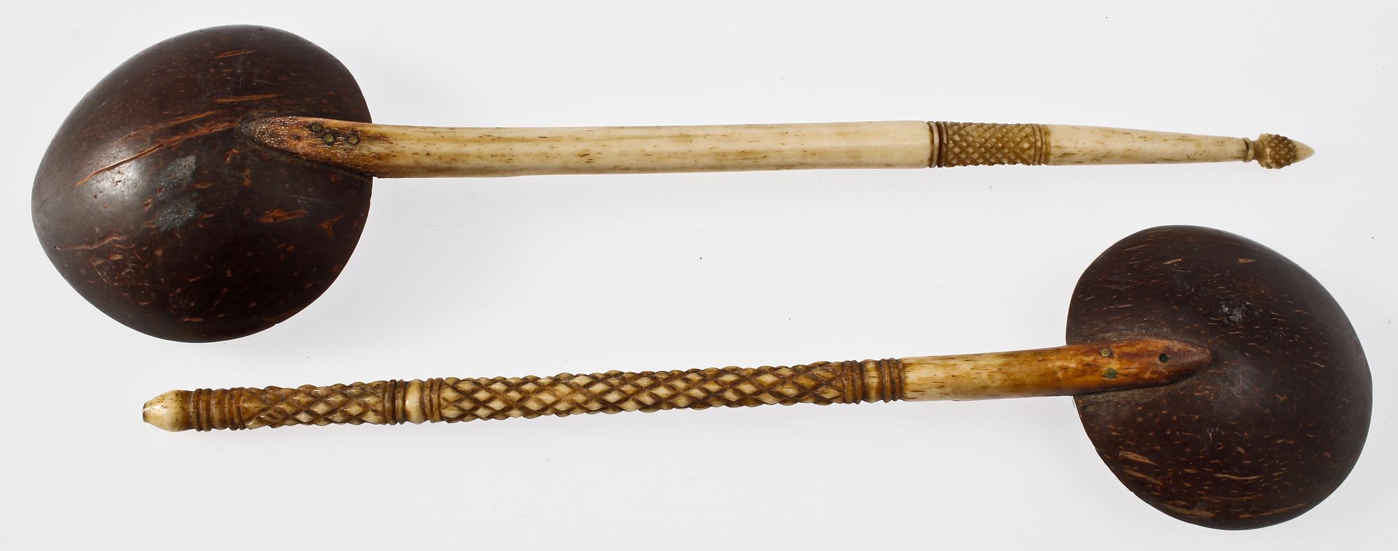 SKEDAR, 2 st, kokosnötsskal och ben, 1600/1700-tal.