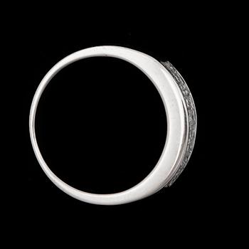 RING, 18k vitguld med 30 princesslipade diamanter tot ca1,50ct. 2000-tal. Vikt 6,5g.