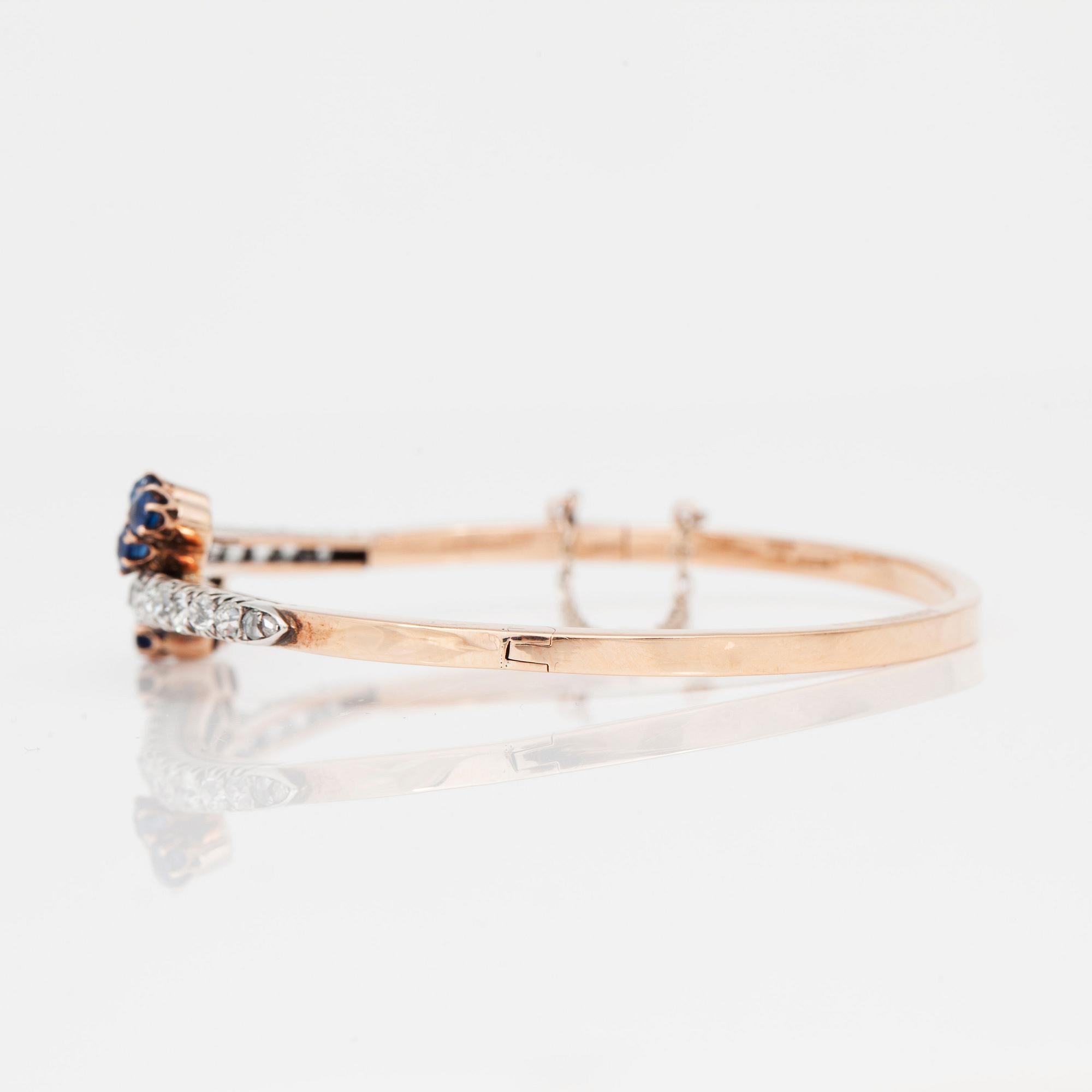 ARMBAND med gammalslipade diamanter totalt ca 2.00ct samt safirer.