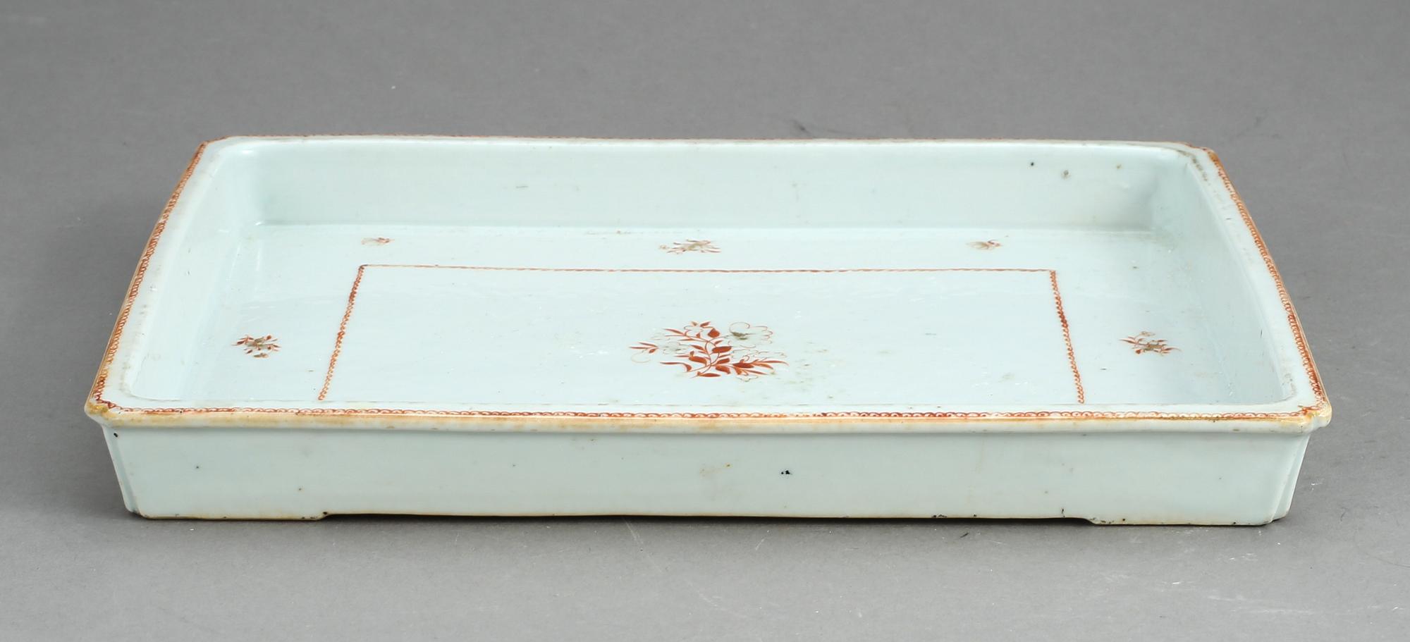 BRICKA, kompaniporslin. Kina, 1700-tal.