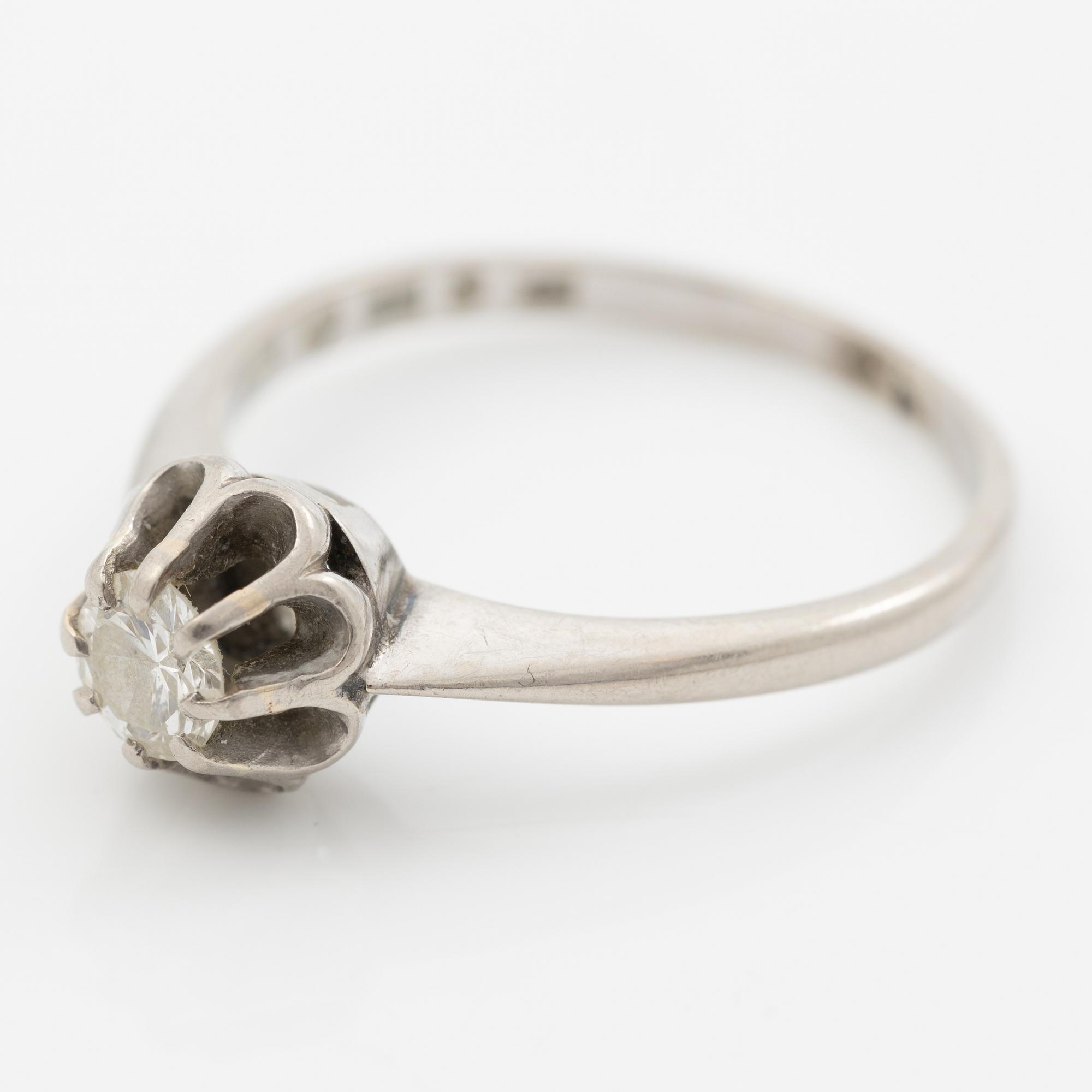 18K white gold ring with a brilliant-cut diamond.