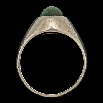 RING, sterlingsilver med cabochonslipad smaragd, 1900/2000-tal. Vikt 10 g.