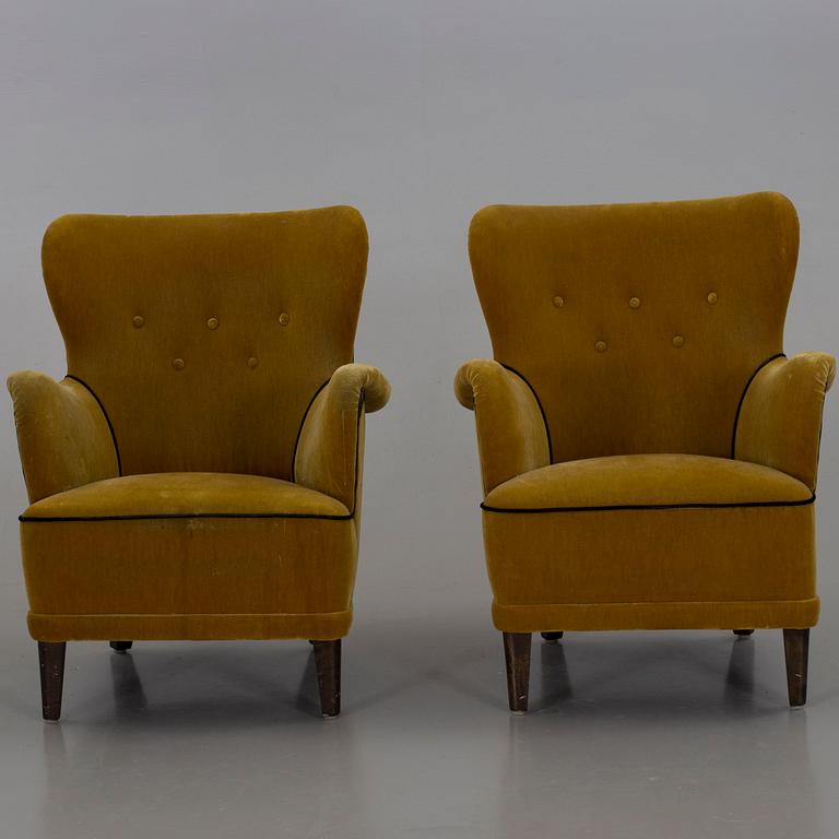 A PAIR OF EASY CHAIRS. MID 20TH CENTURY.