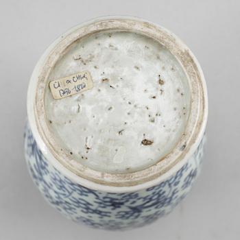VASER, 2 st, och URNA, porslin, Kina, 1800-tal.