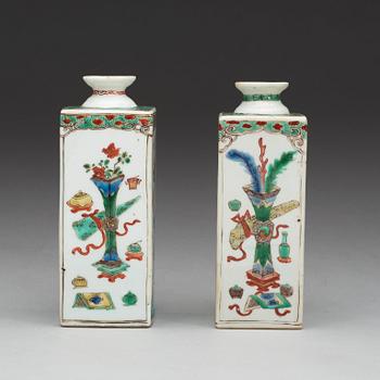 Two famille verte bottles, Qing dynasty, Kangxi (1662-1722).